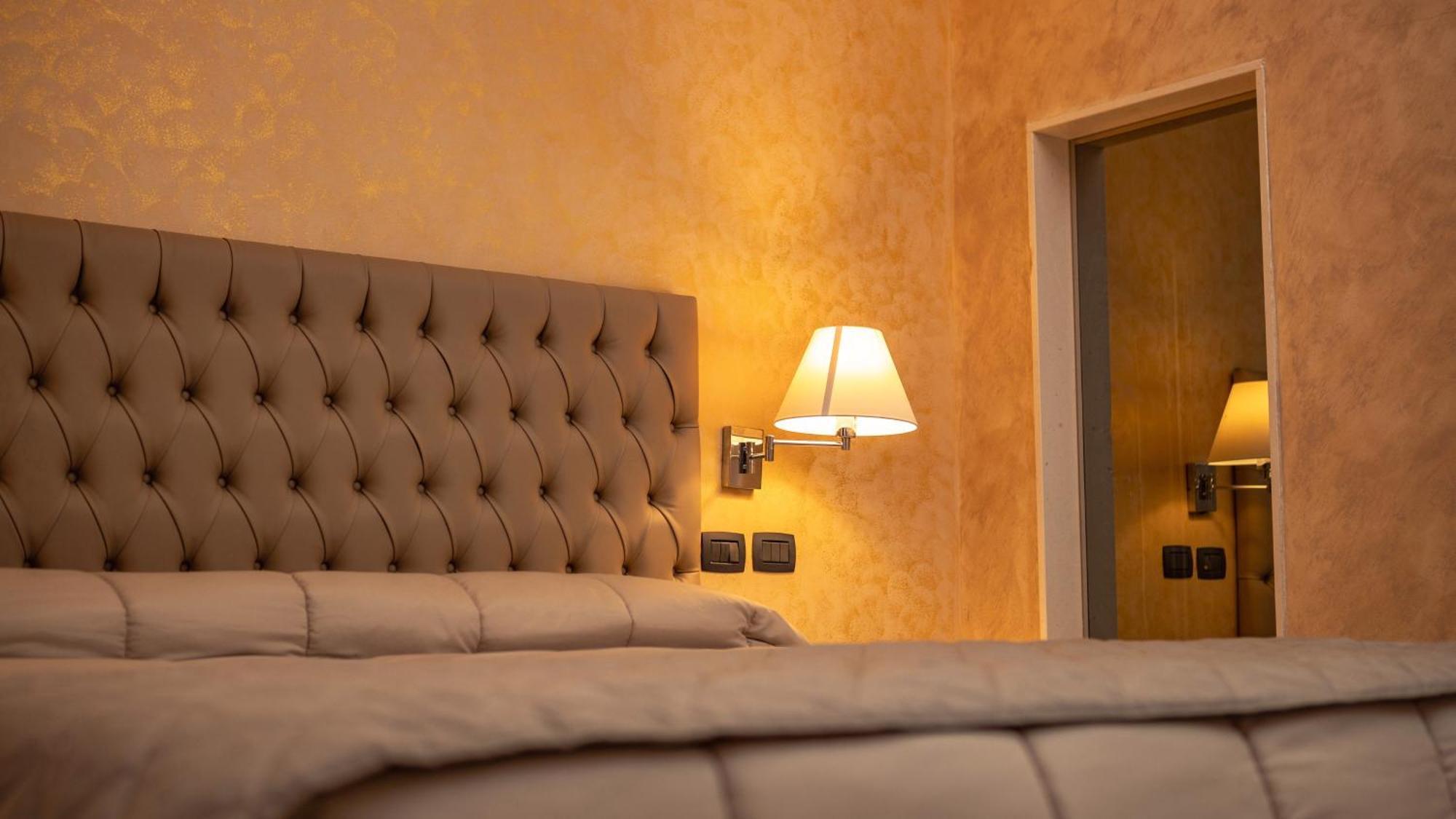 Hotel Donna Crescenza โลโกโรตอนโด ภายนอก รูปภาพ